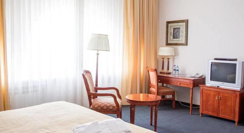 Atyrau Hotel Экстерьер фото